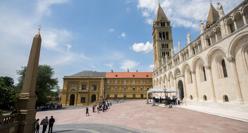 Government official inaugurates revamped Pécs square
